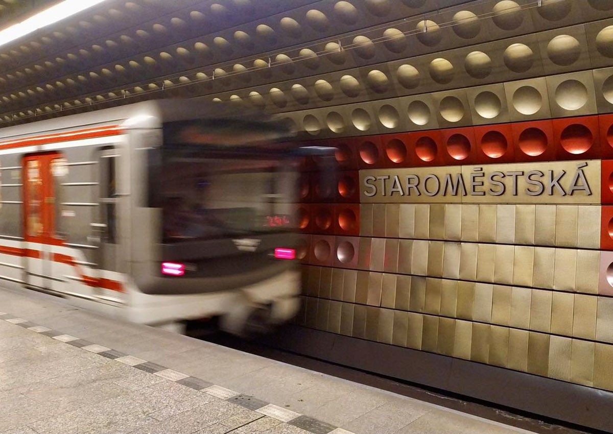 Станция метро Staroměstská возобновит работу в среду, но пока только на выход