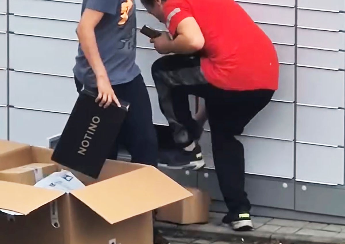 Агрессивный курьер Zásilkovna растоптал посылку: видео