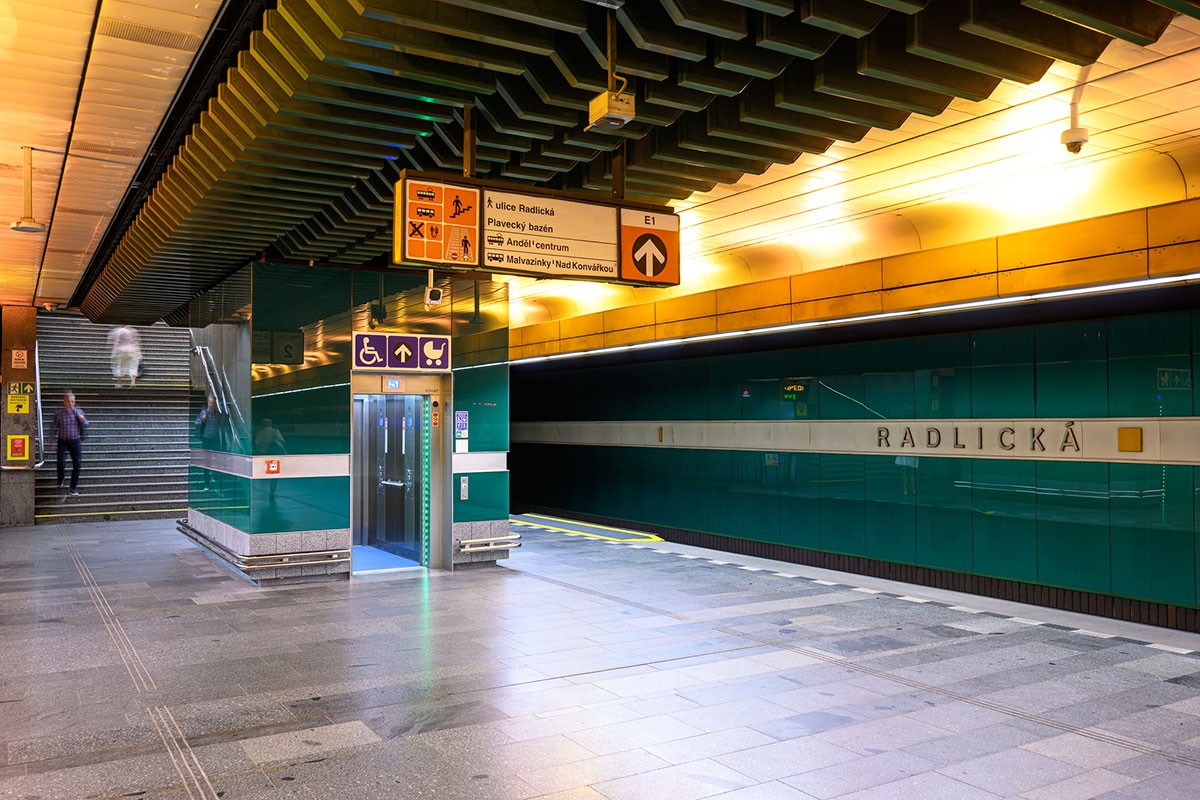 В метро Праги на одну безбарьерную станцию стало больше