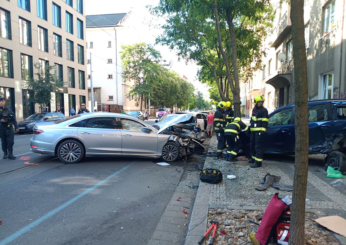 В Праге неизвестный протаранил припаркованные авто, бросил машину на путях и скрылся