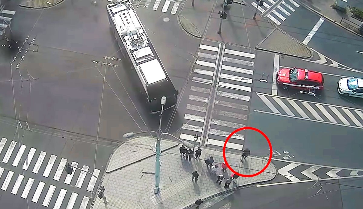 В Чехии зазевавшийся пешеход вышел под троллейбус: видео