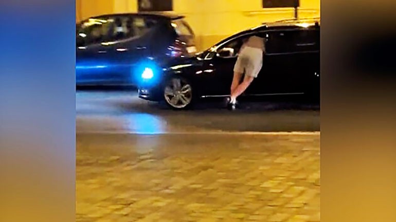 Чешская полиция разыскивает мужчину, ноги которого свисали из окна авто: видео