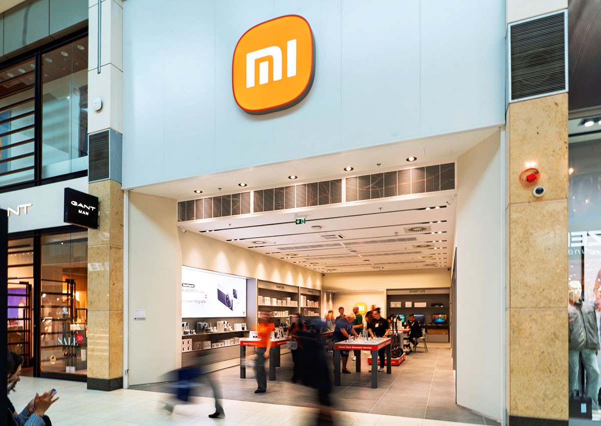 В Праге открылся первый официальный магазин Xiaomi. Подарки и скидки привлекли сотни человек