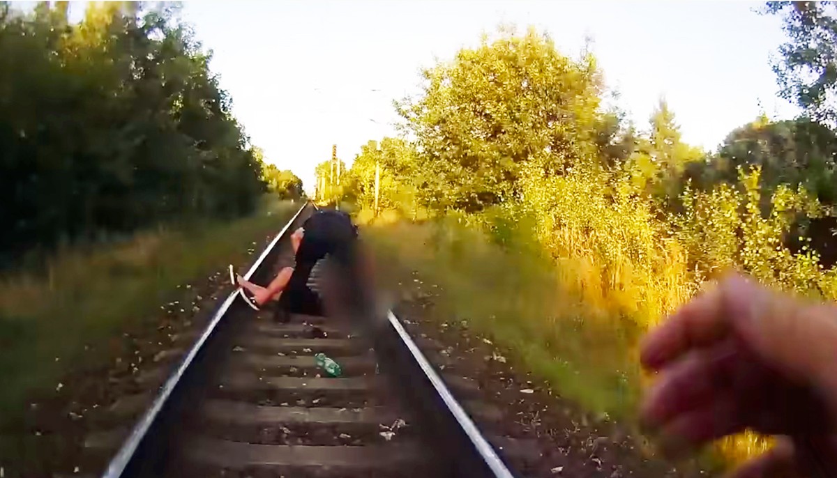 В Чехии полицейские спасли самоубийцу, лежавшего на путях в ожидании поезда: видео