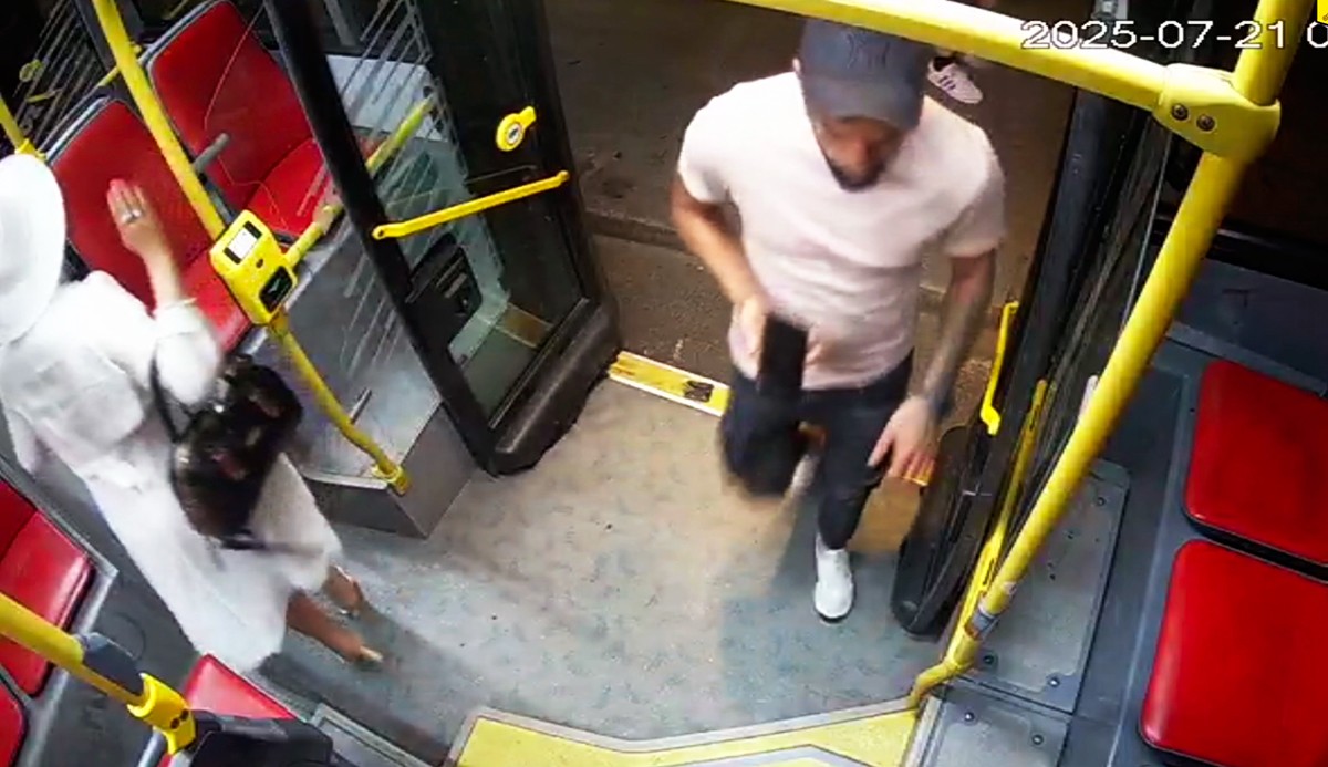 В Праге неизвестный ограбил женщину на улице