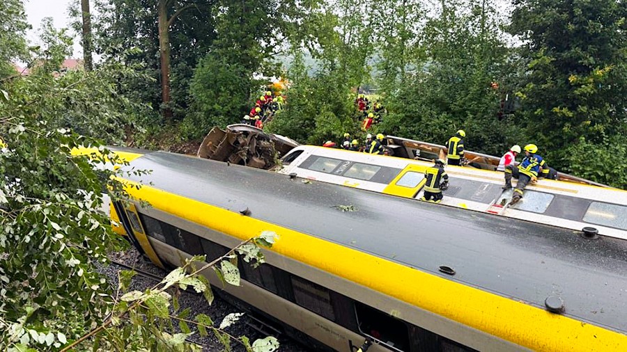 В Германии сошел с рельсов пассажирский поезд. Есть погибшие