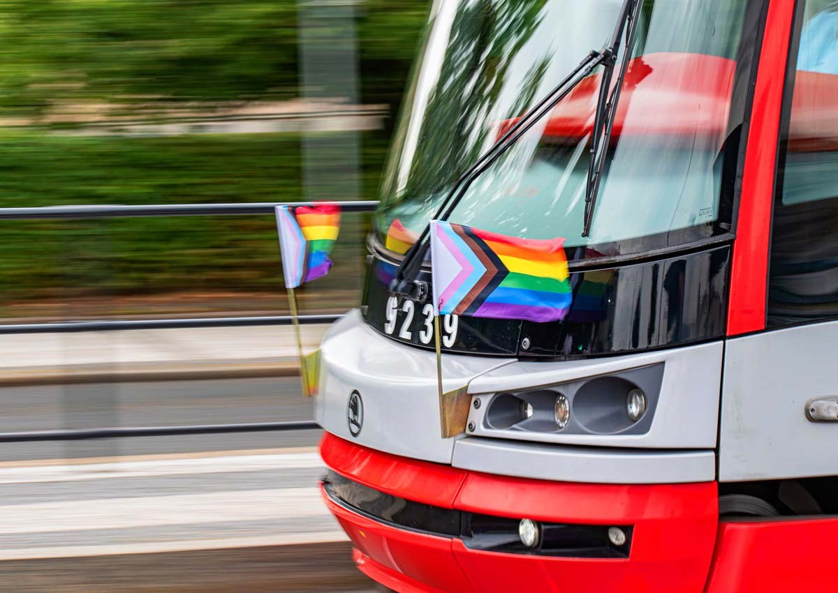 По всей Праге вывесили радужные флаги