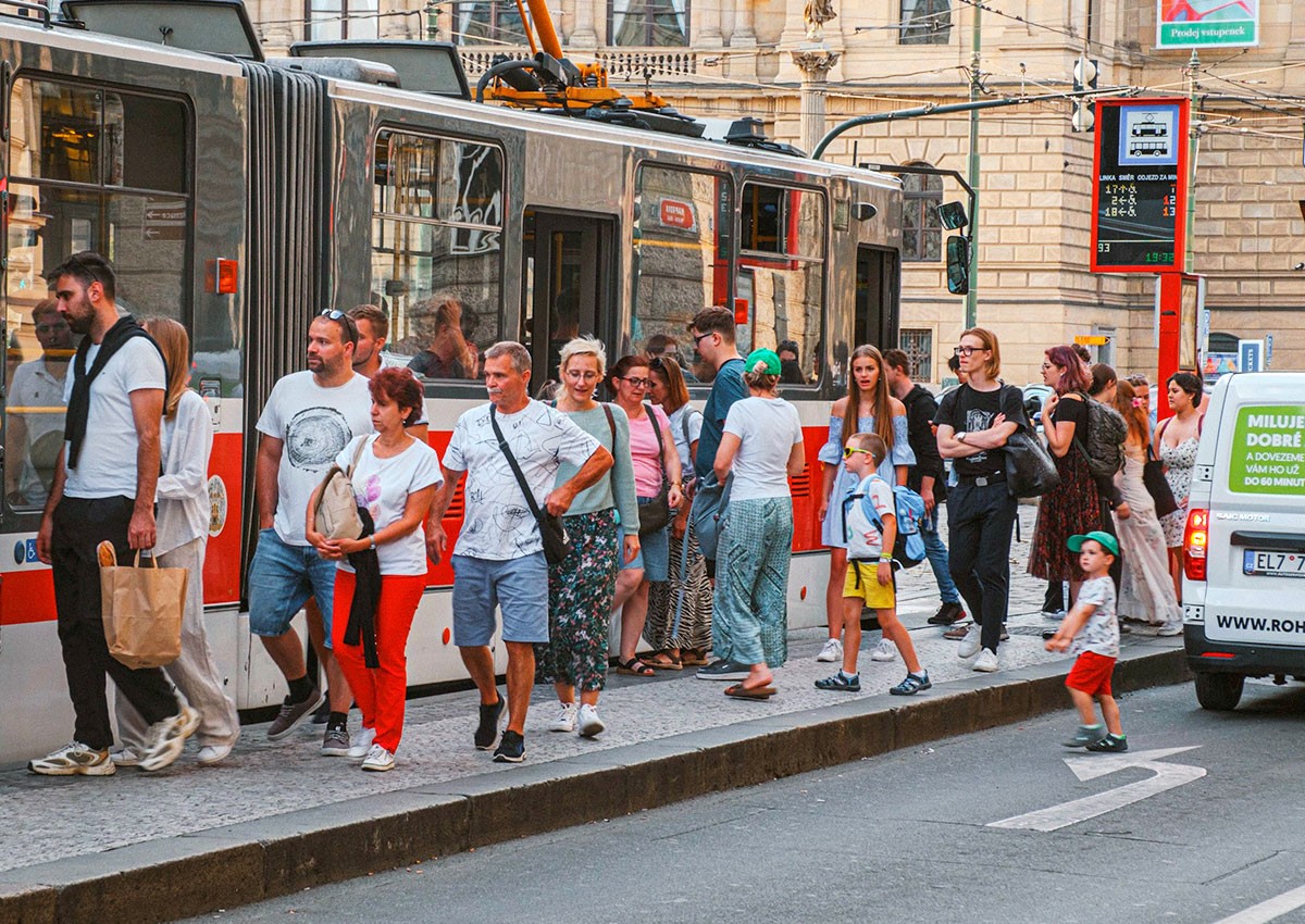 Прага расширит островок безопасности на трамвайной остановке Staroměstská