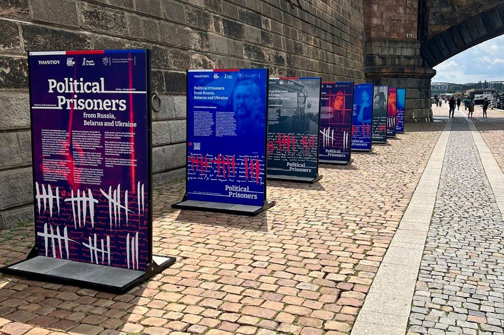 В центре Праги открылась уличная выставка о политзаключенных в России и Беларуси
