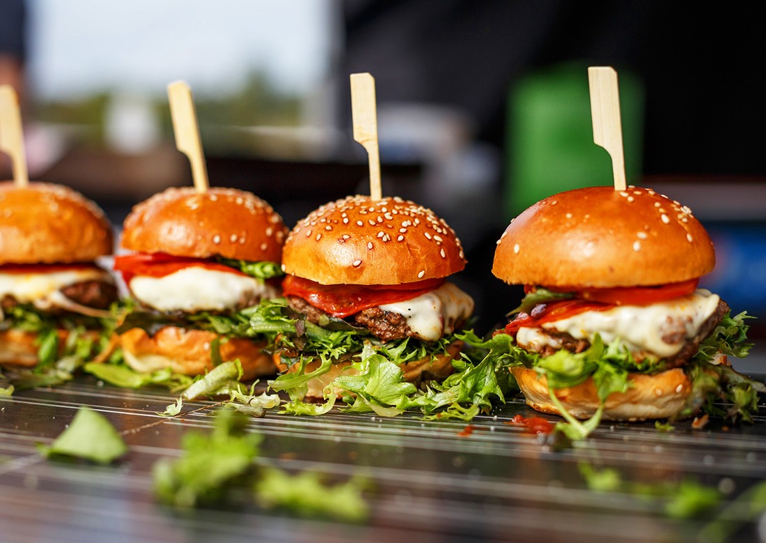 В Праге неизвестный беспричинно избил незнакомца на остановке: видео