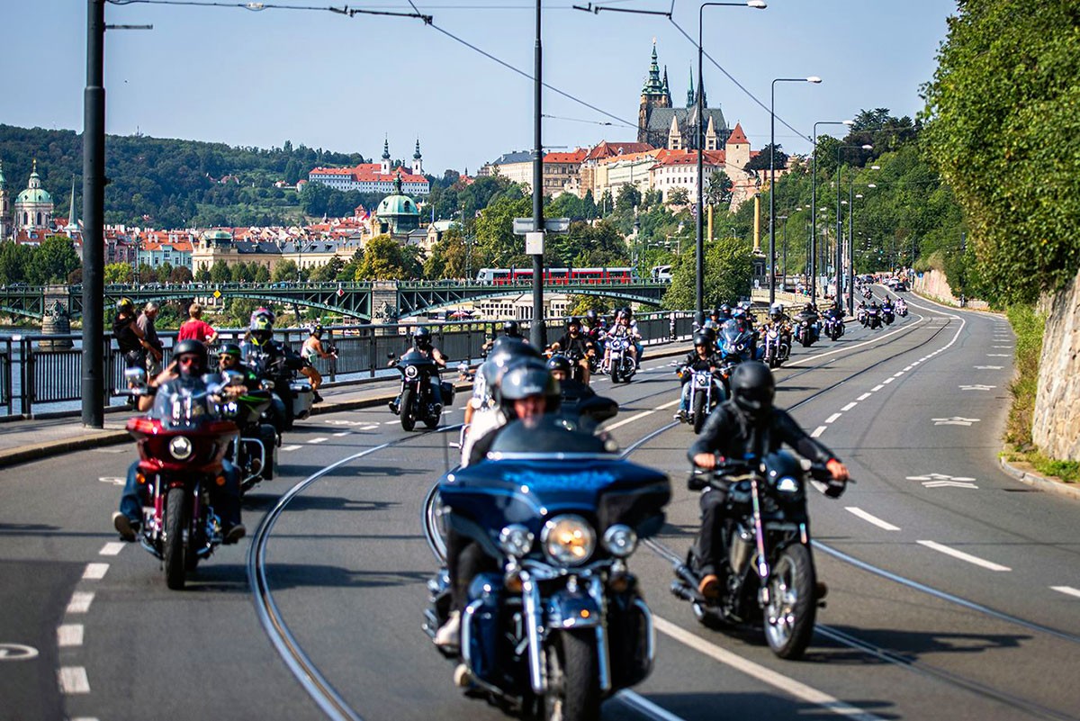 Сотни мотоциклов Harley-Davidson проедут по центральным улицам Праги