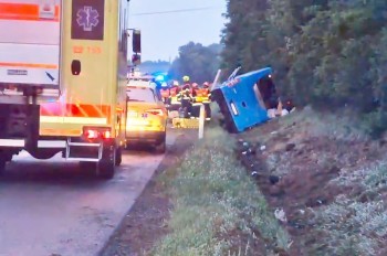 На автомагистрали в Чехии перевернулся автобус