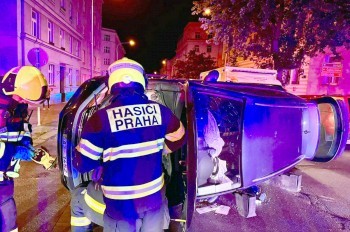 В Праге перевернулся легковой автомобиль