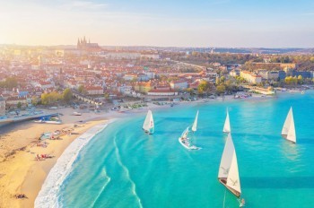 Если бы в Чехии было море: 20 мечтательных картинок от нейросетей