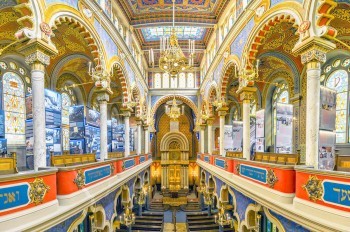 В Чехии мотоциклист проскочил переезд прямо перед поездом: видео