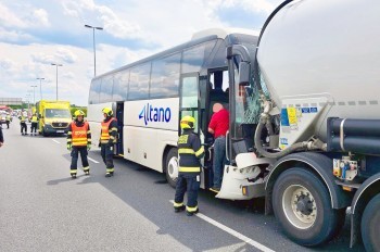 Автобус с детьми попал в ДТП возле пражского аэропорта