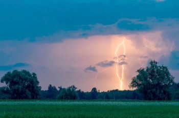Предупреждение о сильных грозах объявлено в нескольких регионах Чехии