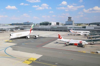 Мотоциклист проник на территорию аэропорта Праги и выехал на взлетную полосу