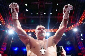 Усик победил Дюбуа нокаутом и стал трехкратным абсолютным чемпионом мира: видео