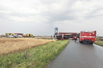 На окраине Праги столкнулись автобус и фура