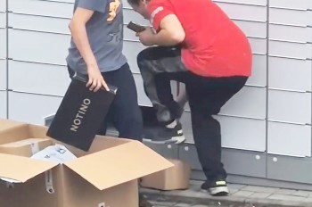 Агрессивный курьер Zásilkovna растоптал посылку: видео