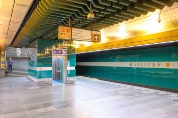 В метро Праги на одну безбарьерную станцию стало больше