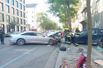 В Праге неизвестный протаранил припаркованные авто, бросил машину на путях и скрылся