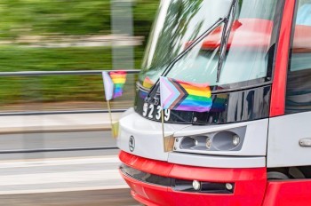 По всей Праге вывесили радужные флаги