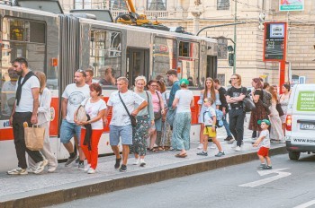 Прага расширит островок безопасности на трамвайной остановке Staroměstská