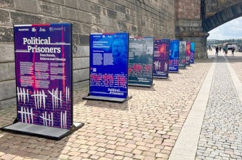 В центре Праги открылась уличная выставка о политзаключенных в России и Беларуси