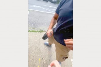 В Праге контролер ударил украинку в живот: видео