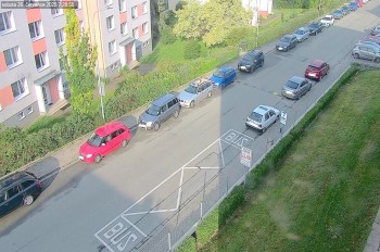 В Чехии голый мужчина уснул на крыше чужого BMW