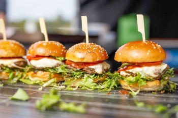 В Праге неизвестный беспричинно избил незнакомца на остановке: видео