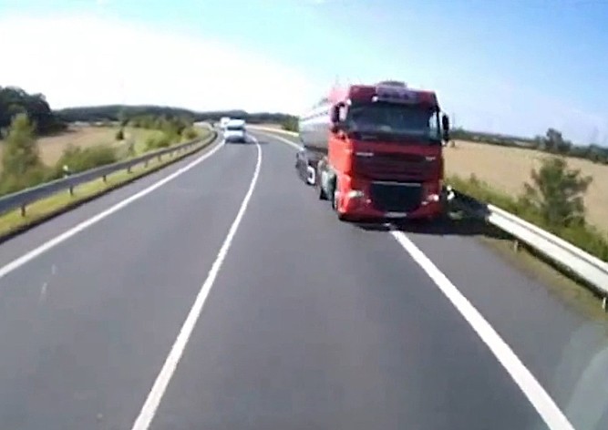 В Чехии фуры чудом избежали лобового столкновения: видео