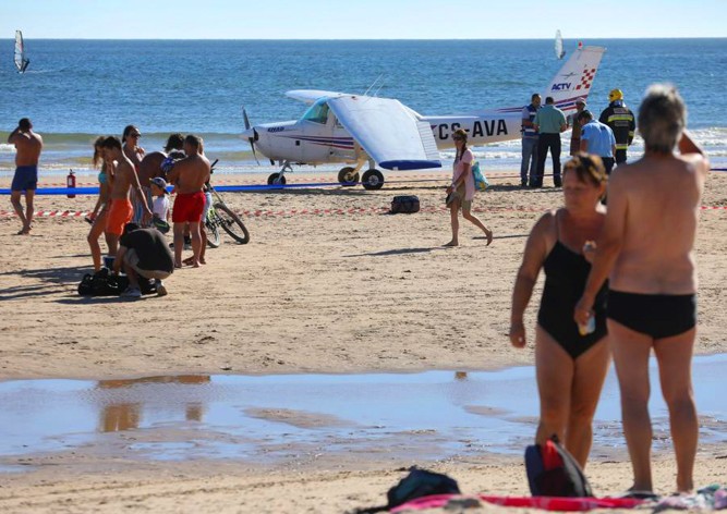 Самолет насмерть сбил двух человек на пляже в Португалии