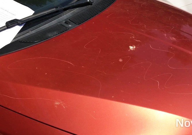 В Праге неизвестный за ночь поцарапал 43 автомобиля