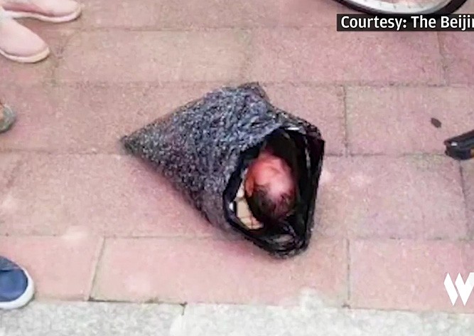 Китаянка отправила младенца в приют в пакете курьерской службой