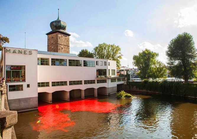 Разукрасившие реку в Праге активисты избежали наказания