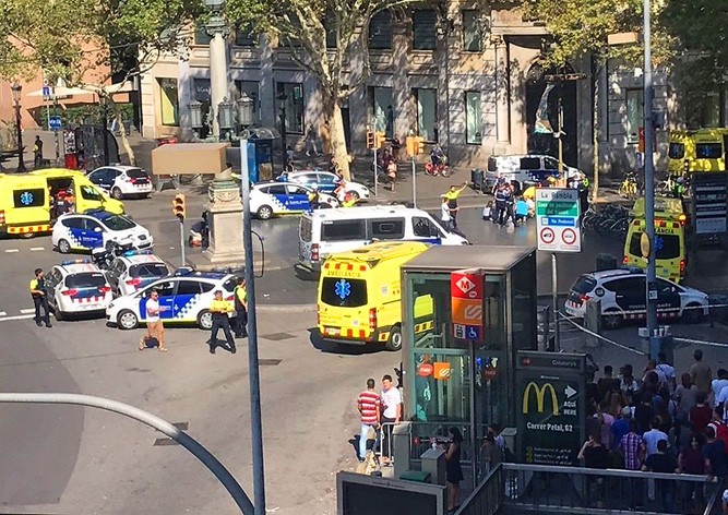 Теракт в Барселоне: фургон въехал в толпу пешеходов в центре города