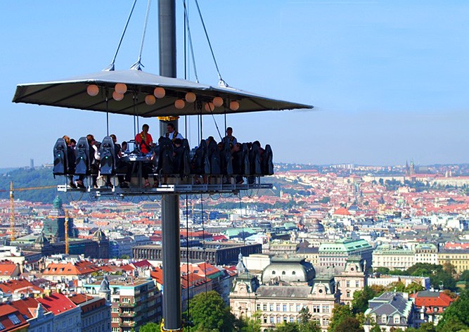 В центре Праги откроется необычный аттракцион «Ужин в облаках»