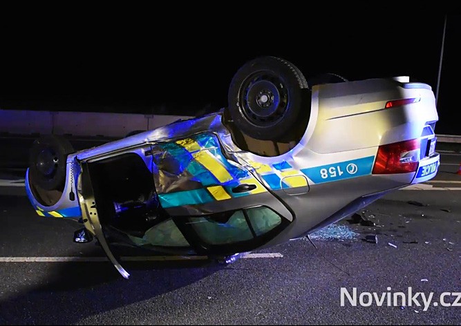 В Праге водитель врезался в стоявшую полицейскую машину