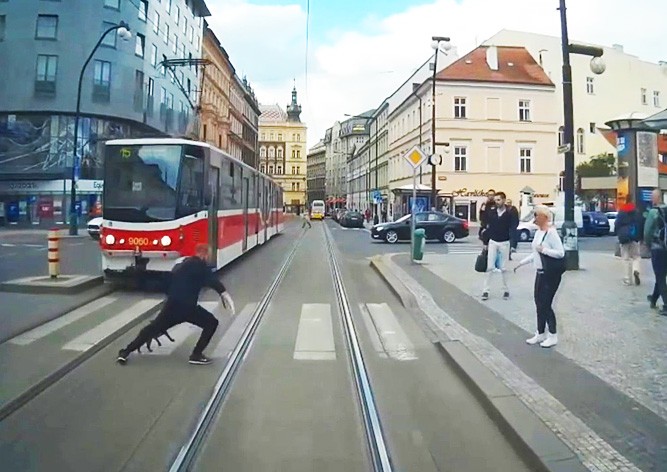Подборка случаев безрассудства на трамвайных путях Праги: видео
