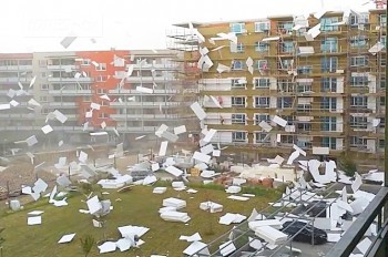 Ветер поднял на смех строителей в Чехии: видео