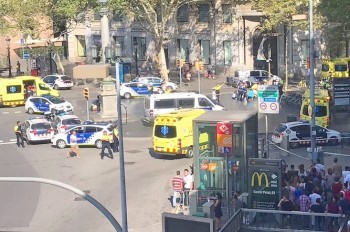 Теракт в Барселоне: фургон въехал в толпу пешеходов в центре города