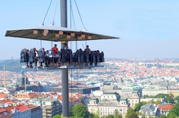 В центре Праги откроется необычный аттракцион «Ужин в облаках»
