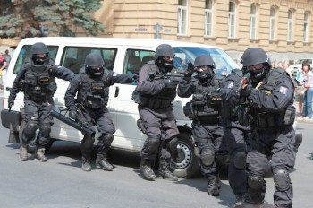 В Праге полицейский спецназ «скрутил» незадачливых шутников