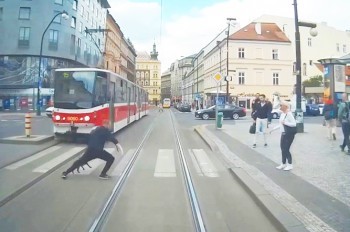Подборка случаев безрассудства на трамвайных путях Праги: видео