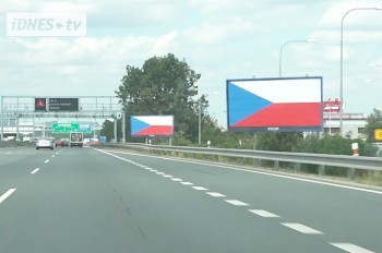 В Чехии рекламщики пытаются флагом защитить билборды от сноса
