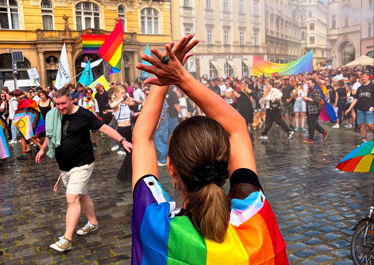 Пражский ЛГБТ-парад собрал десятки тысяч участников: фото и видео