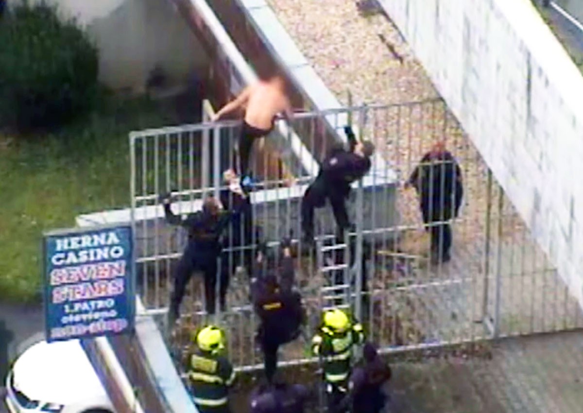 «Я – Аватар!»: в Праге наркоман отбивался от полицейских кабелем